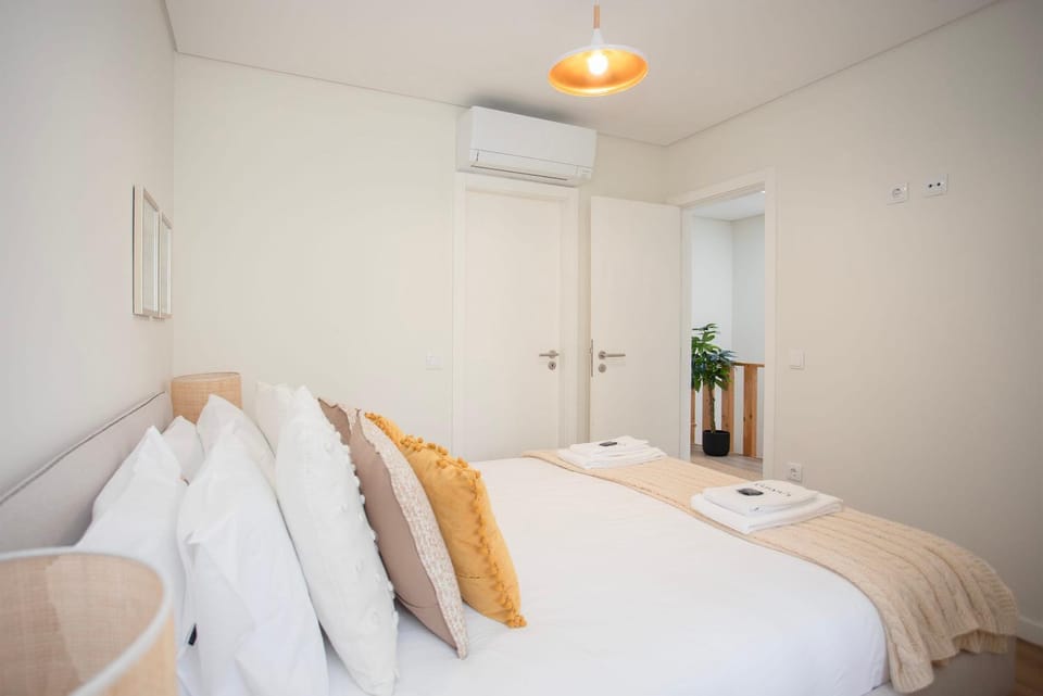 Bed, Bedroom, towels, air conditioner