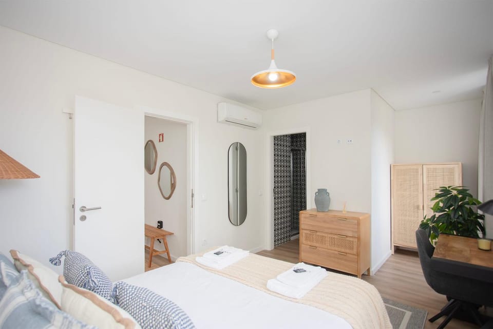 Bed, Bedroom, towels, air conditioner