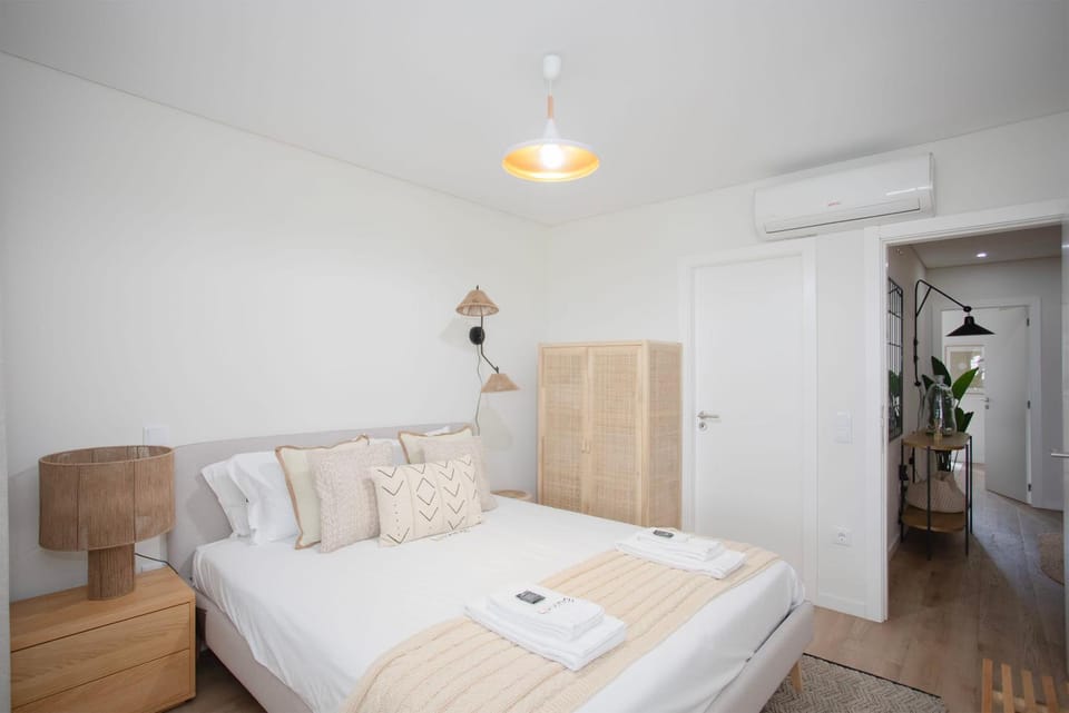 Bed, Bedroom, towels, air conditioner