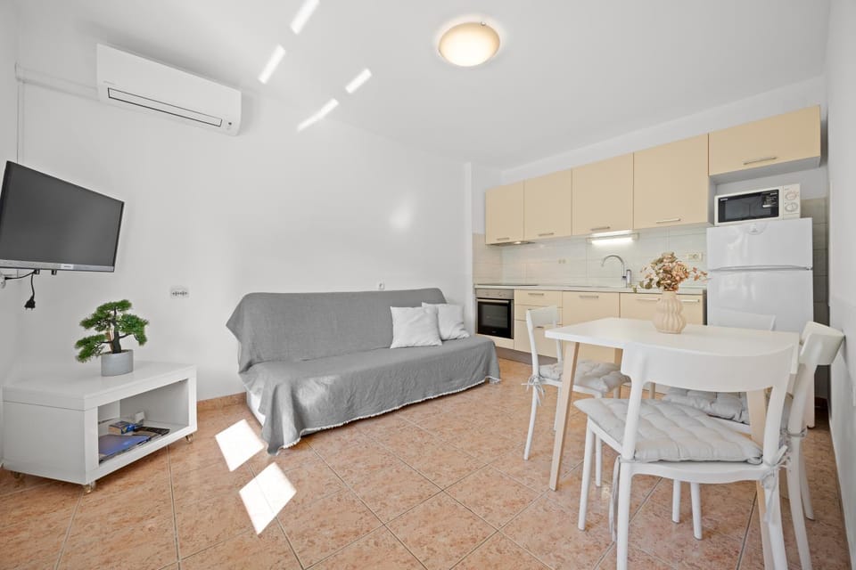 TV and multimedia, Kitchen or kitchenette, Living room, Seating area, Dining area, air conditioner