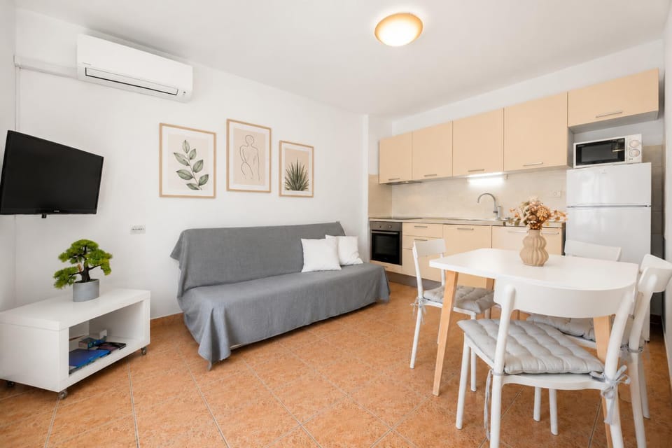 TV and multimedia, Kitchen or kitchenette, Living room, Seating area, Dining area, oven, air conditioner