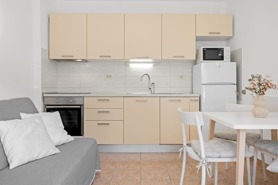 Kitchen or kitchenette, Living room, Seating area, Dining area, oven, toaster