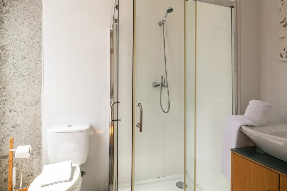 Shower, Toilet, Bathroom, towels