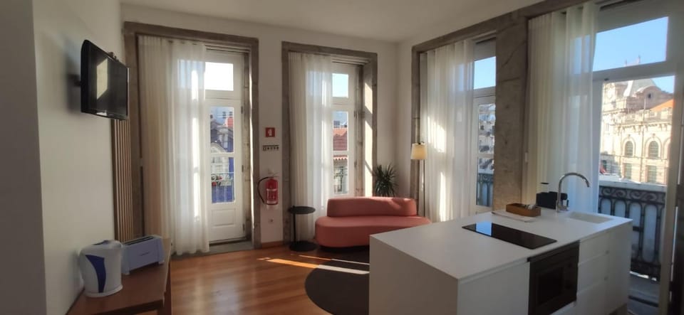 Communal lounge/ TV room, TV and multimedia, View (from property/room), Kitchen or kitchenette, Living room, Seating area, City view, Landmark view, Street view