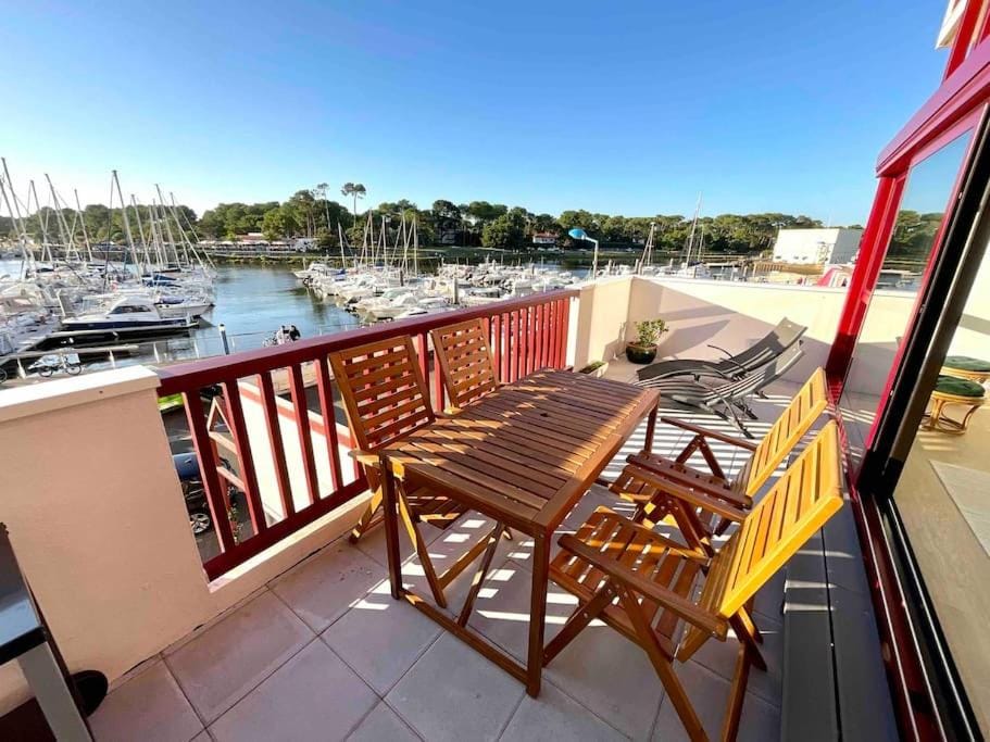 Property building, Patio, Natural landscape, View (from property/room), Balcony/Terrace, Dining area, Beach, Sea view