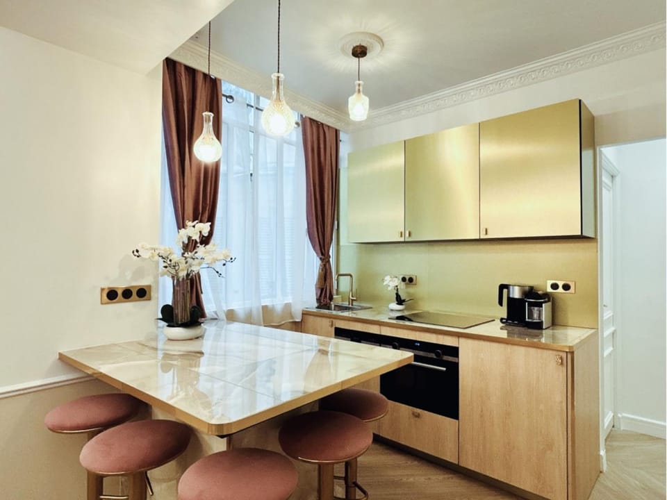 Kitchen or kitchenette, Dining area