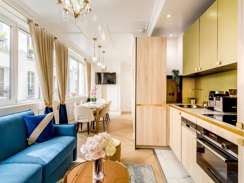 TV and multimedia, Kitchen or kitchenette, Living room, Seating area, Dining area, oven, stove, kitchen