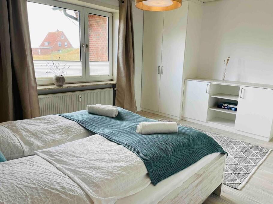 Bed, Bedroom, towels