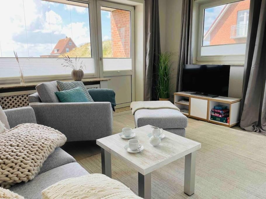 TV and multimedia, Living room, Seating area, Evening entertainment