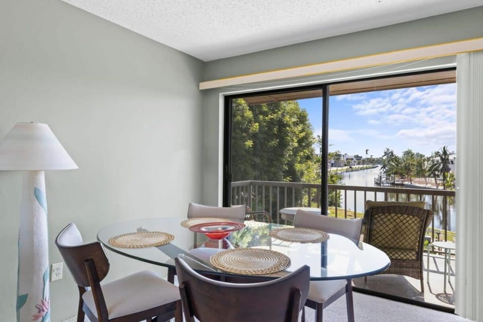 Comfy Waterfront Condo at Tennisplace Sanibel House in Sanibel Island