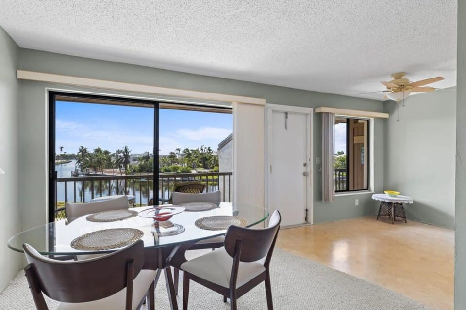 Comfy Waterfront Condo at Tennisplace Sanibel House in Sanibel Island
