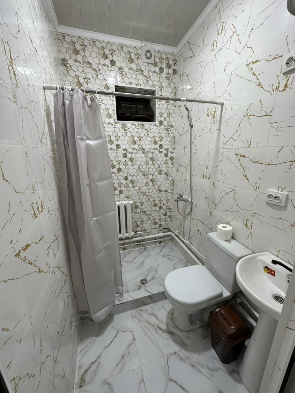 Toilet, towels