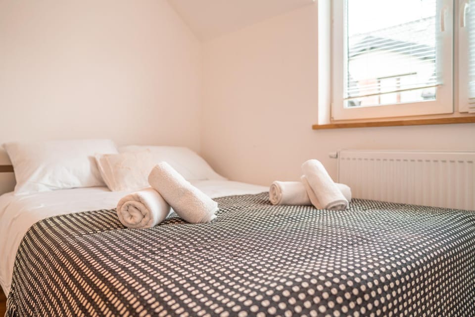 Bed, Photo of the whole room, Bedroom, towels
