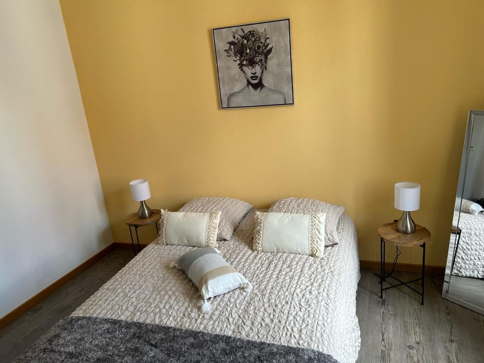 Bed, Photo of the whole room, Bedroom