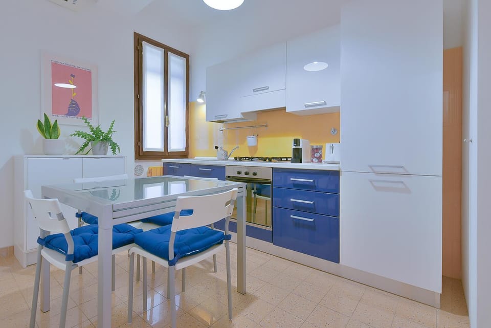 Coffee/tea facilities, Kitchen or kitchenette, dishwasher, toaster