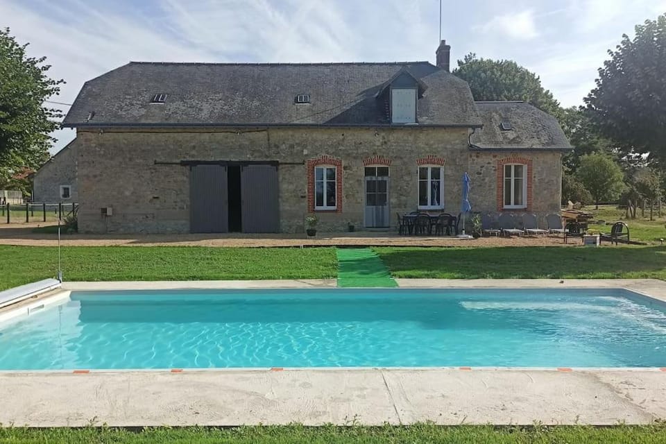 Property building, Day, Garden, Garden view, Pool view, Swimming pool, sunbed