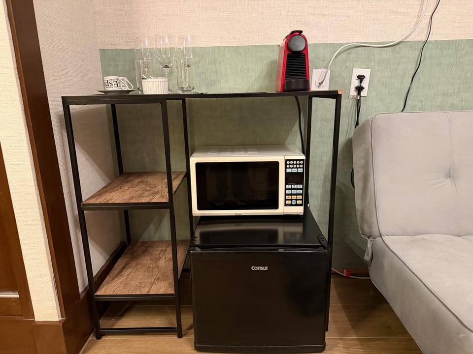 Kitchen or kitchenette, minibar