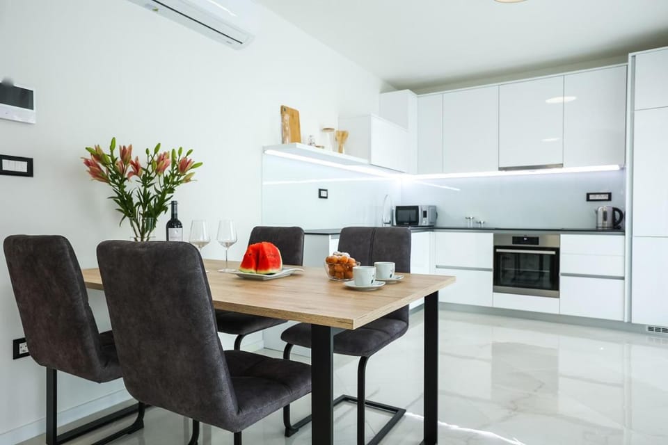 Kitchen or kitchenette, Dining area, dishwasher, oven, stove