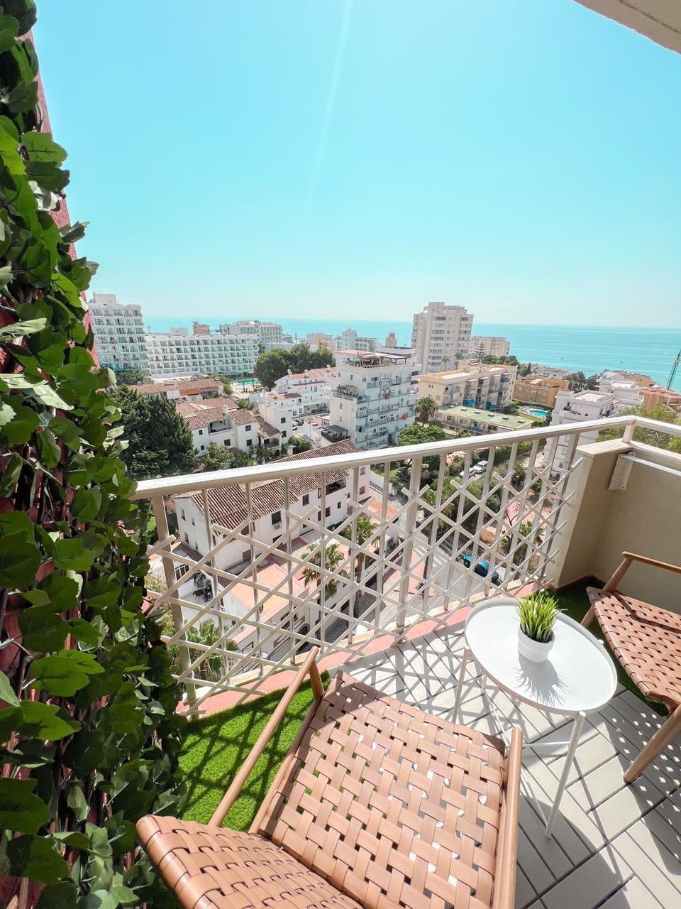 Property building, Day, Balcony/Terrace