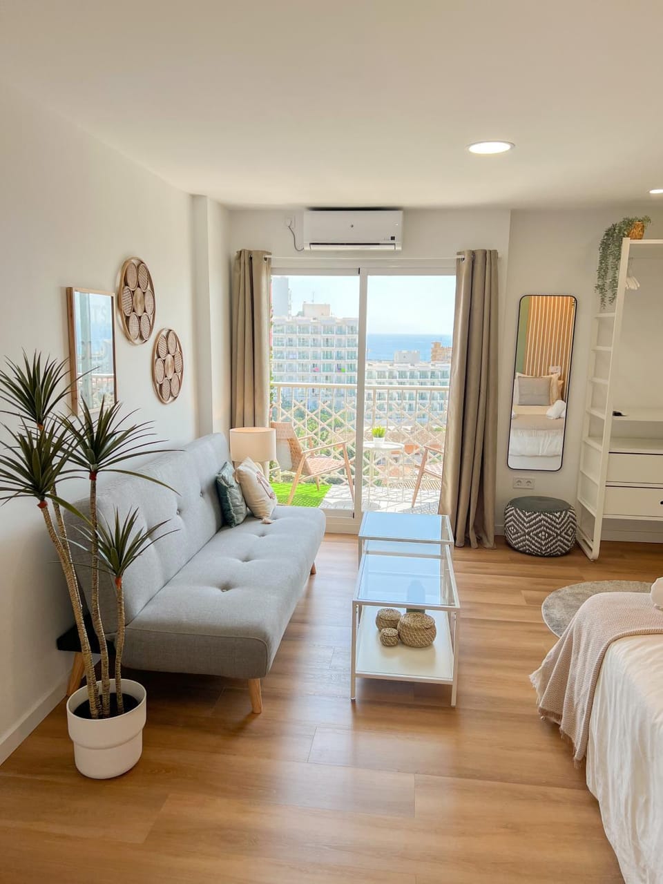 Photo of the whole room, Sea view