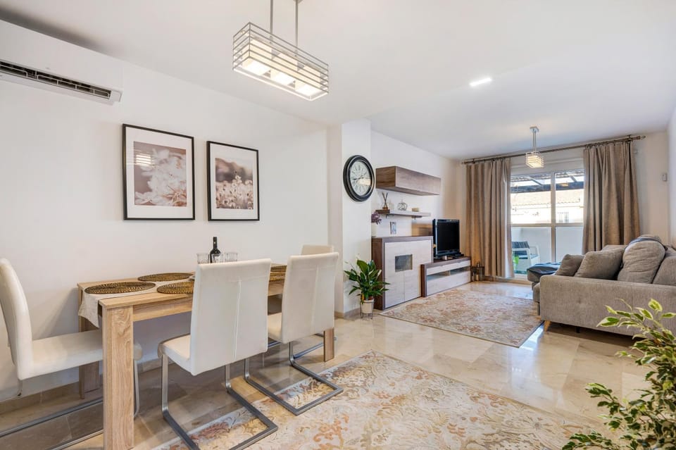TV and multimedia, Living room, Seating area, Dining area
