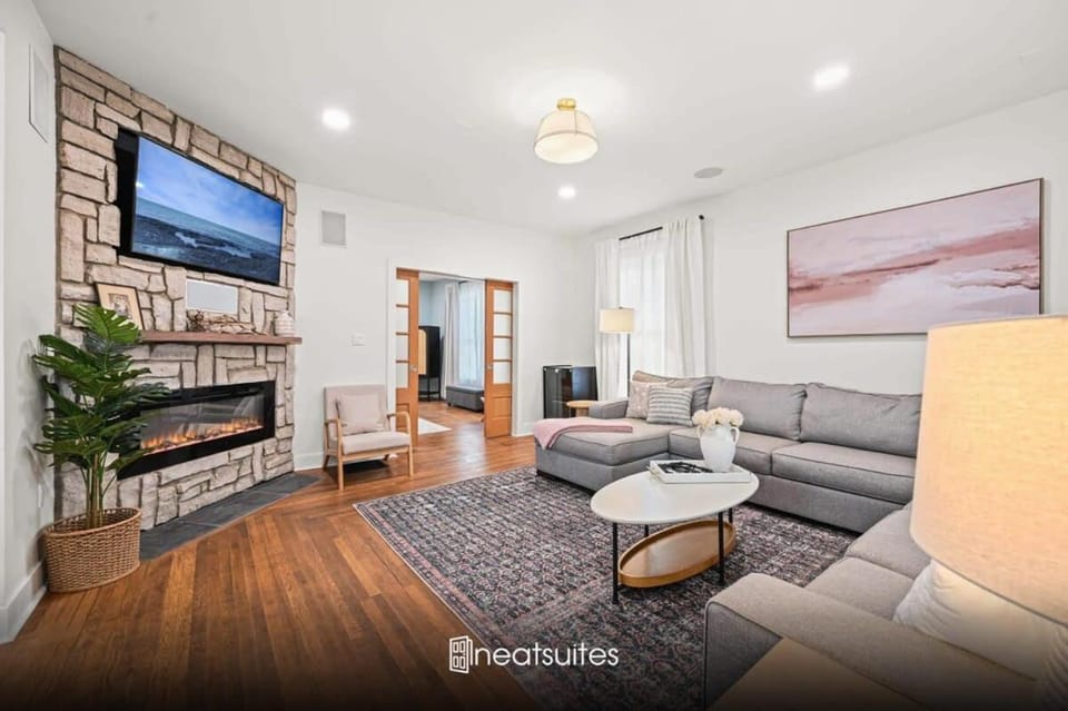 4BR for 10, Near Ark, High-Tech Kitchen, Parking! House in Williamstown