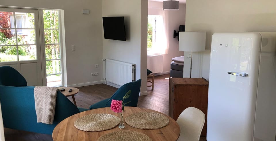Facade/entrance, Bed, TV and multimedia, Living room, Photo of the whole room, Seating area, Dining area, Bedroom