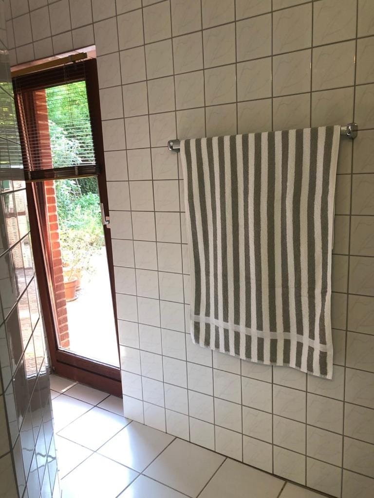 Bathroom, Decorative detail, towels