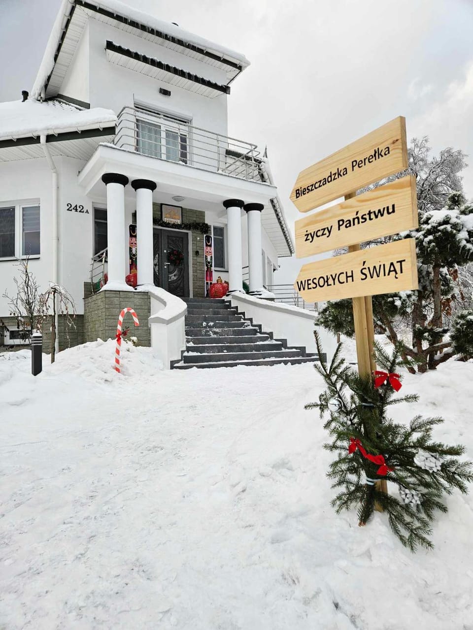 Property building, Winter, Decorative detail