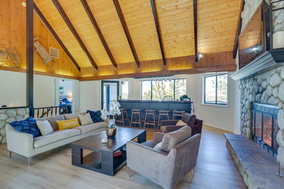 3 Decks, Game Room and Views Lake Arrowhead Home! House in Lake Arrowhead