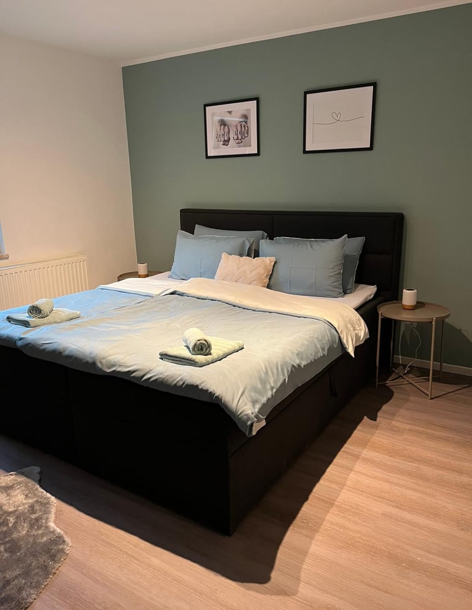 Bed, Photo of the whole room, Bedroom, towels