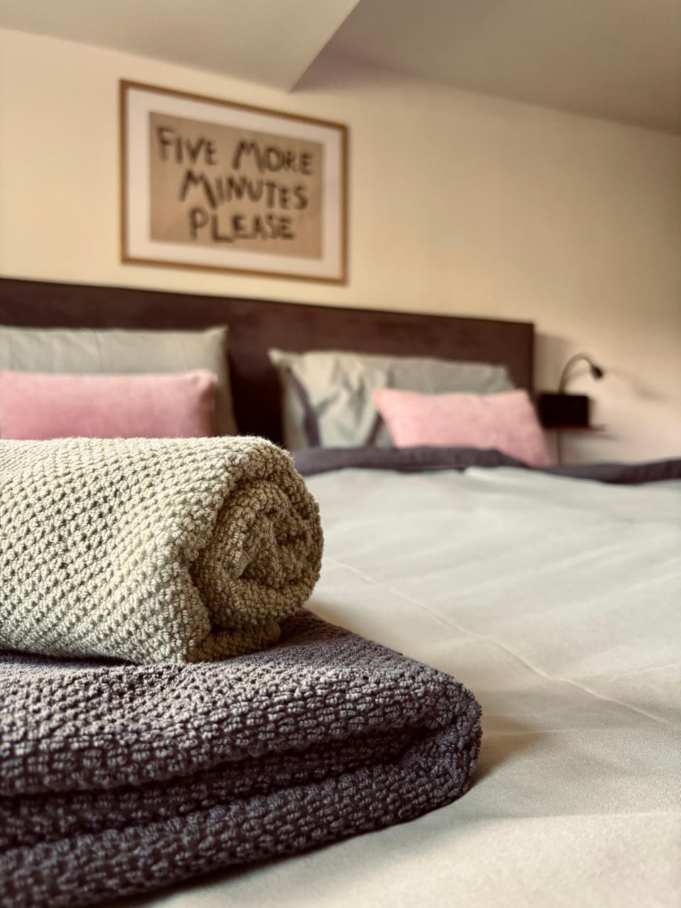 Bed, Bedroom, towels