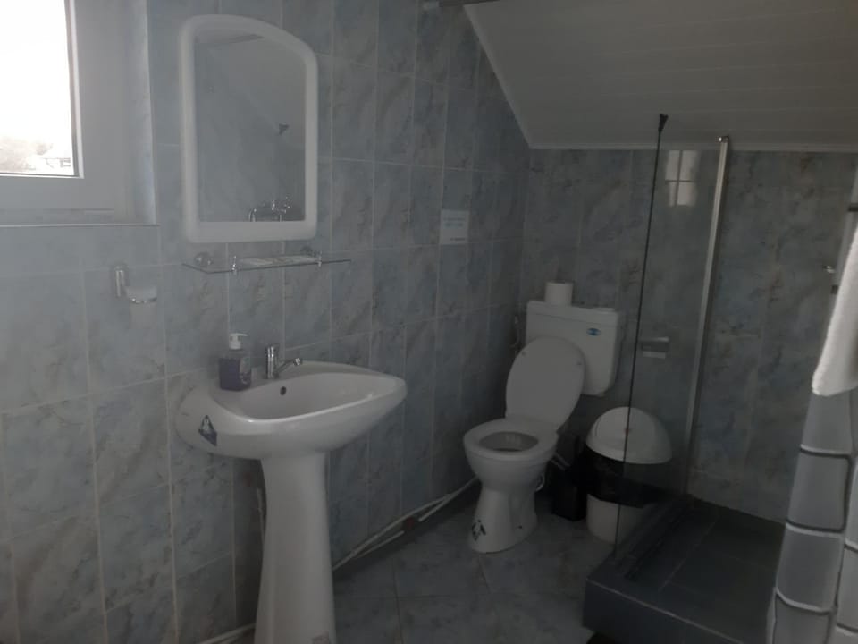 Shower, Toilet