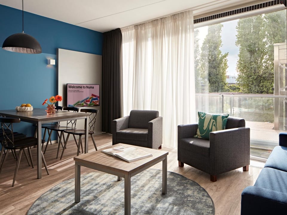 TV and multimedia, Living room, Seating area, Dining area