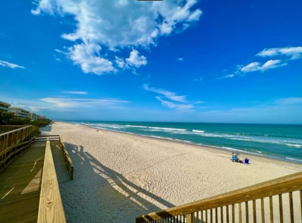 Ocean 21 - Waves & Wonders Apartment in Indian Harbour Beach
