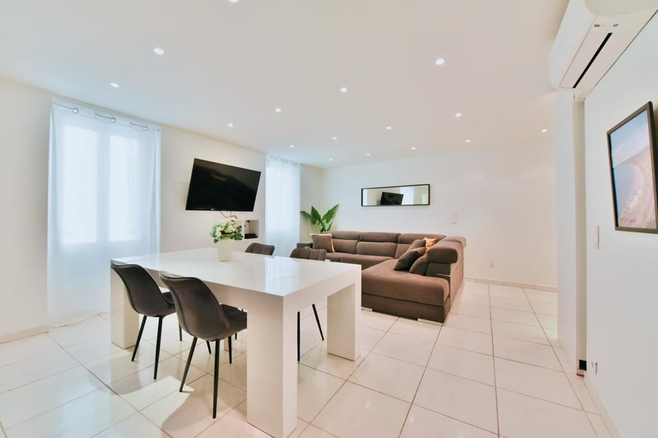 Grand appartement- Le Port A/C Apartment in Nice