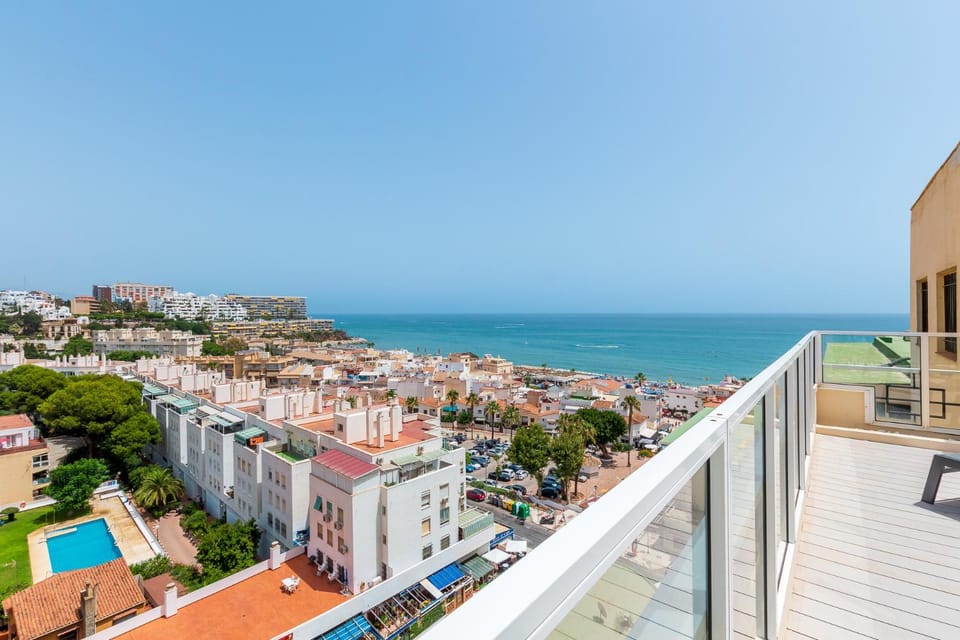 View (from property/room), Balcony/Terrace, City view, Sea view