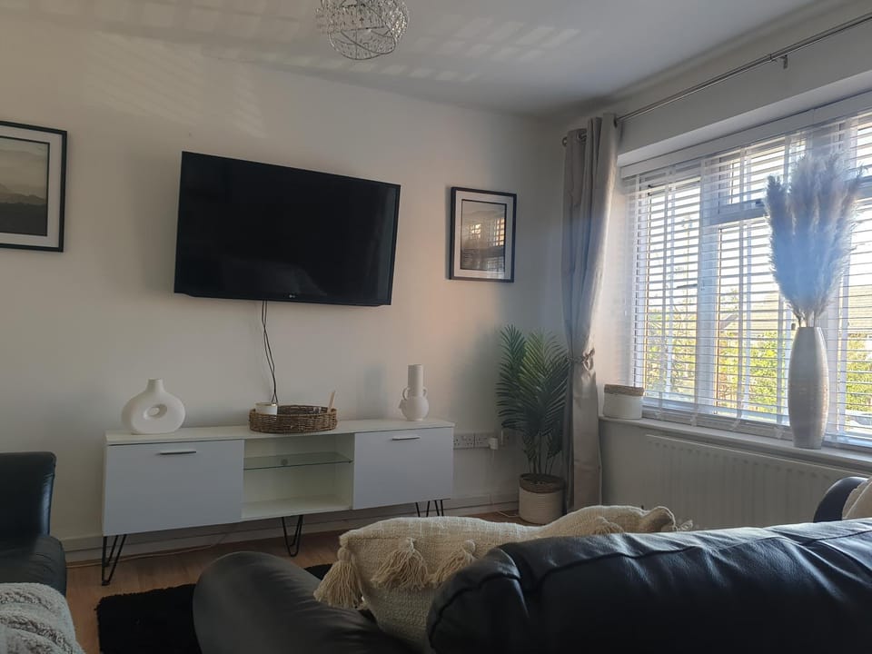 A&S properties, no guest fees, with drive and near city centre Apartment in Wolverhampton