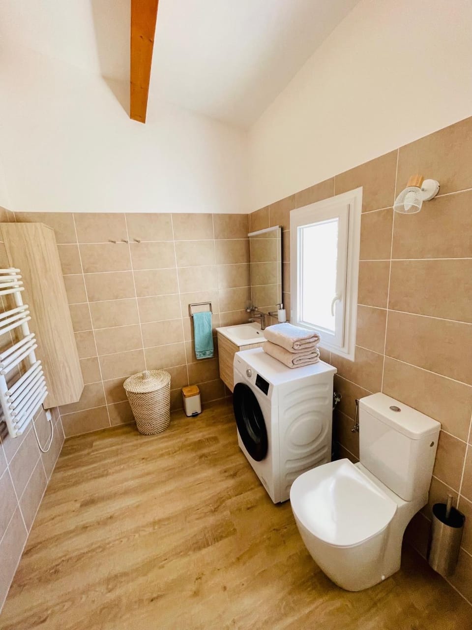 Toilet, Bathroom, towels, washing machine