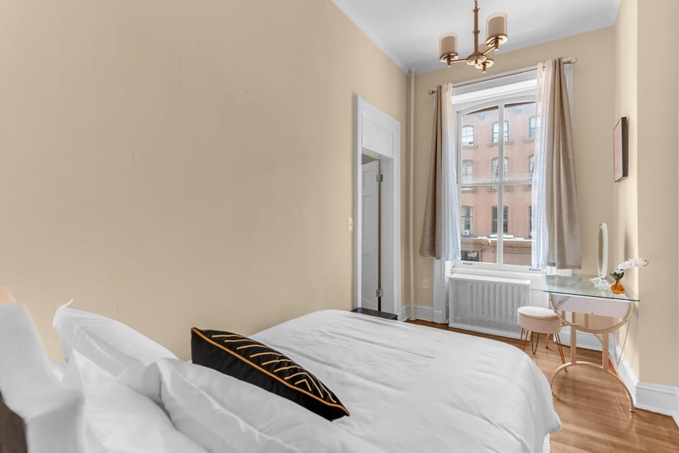 Bed, Bedroom, Street view