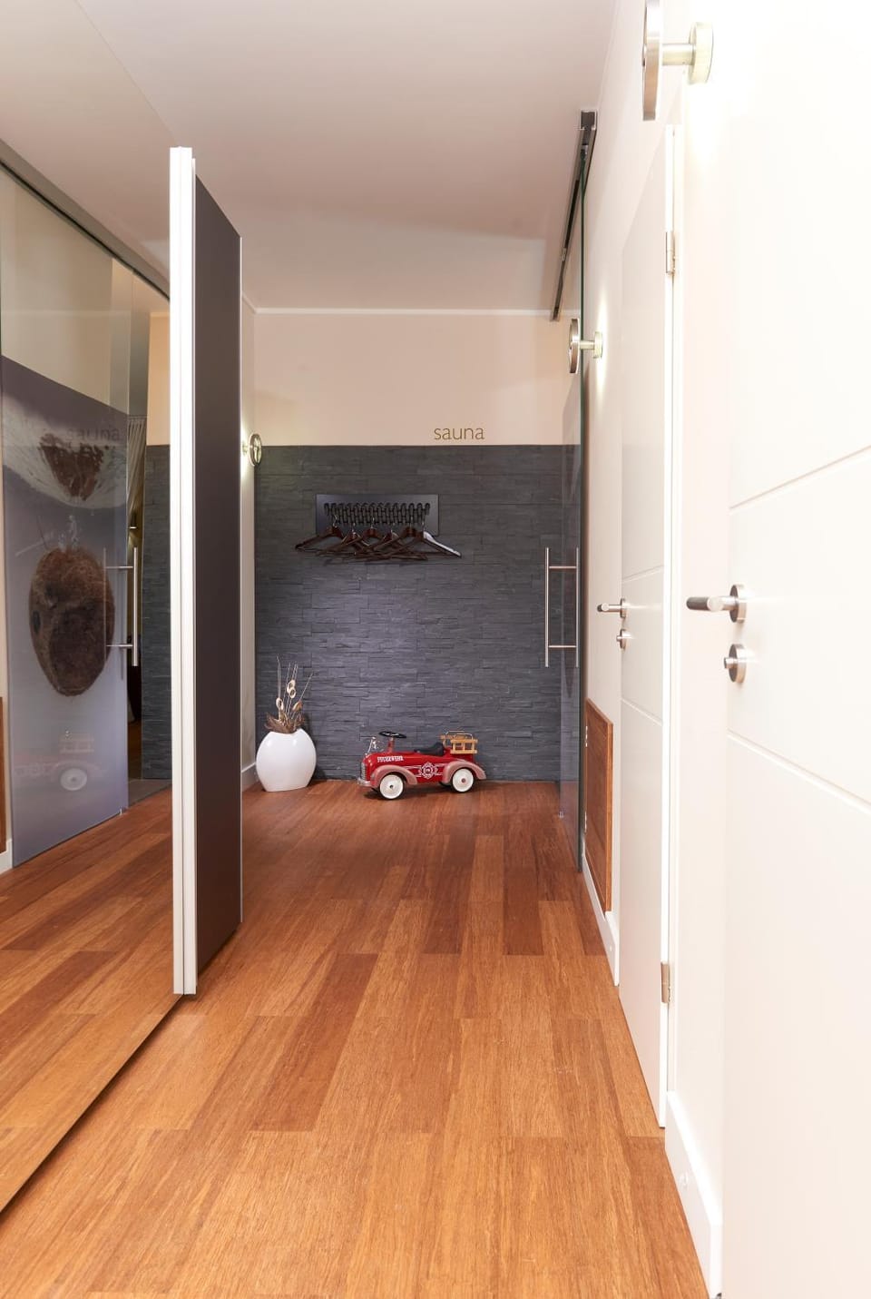 Facade/entrance, wardrobe