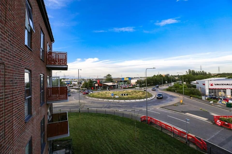 Property building, Day, Neighbourhood, Balcony/Terrace, City view, City view, Street view, Location