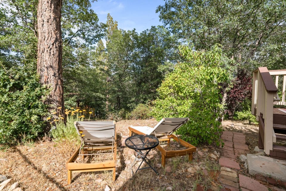 Clerestory Cottage - Walk to Lake & Village, Hot Tub, Sauna, Barbecue House in Big Bear