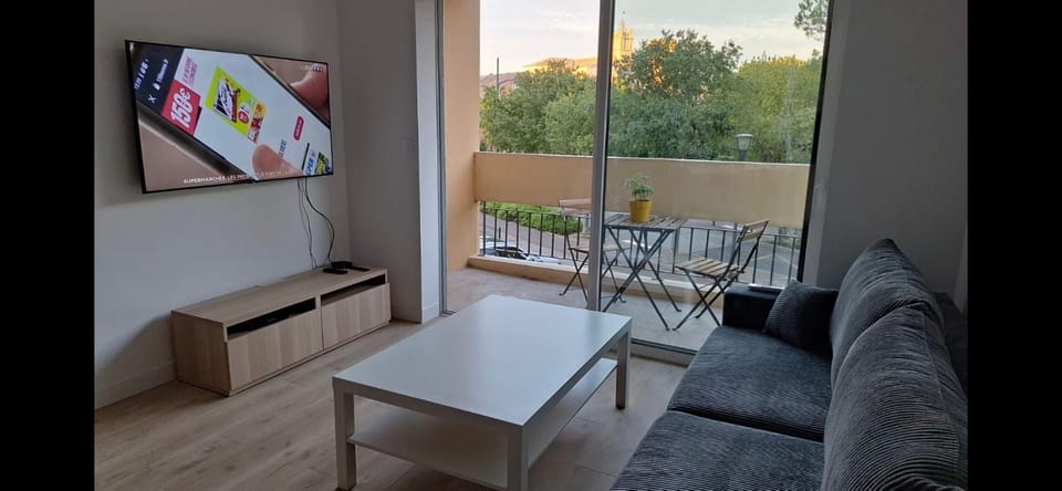 Communal lounge/ TV room, Balcony/Terrace