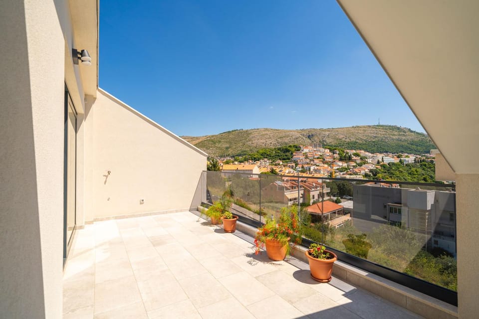 View (from property/room), Balcony/Terrace, Balcony/Terrace, Seating area, City view, Mountain view