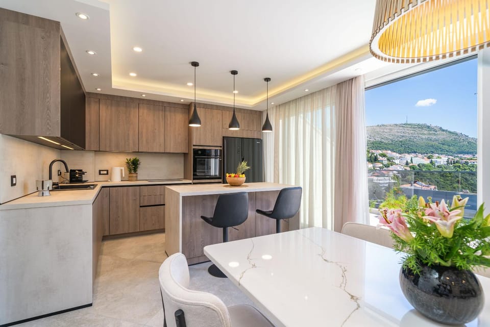 Kitchen or kitchenette, Dining area, Mountain view, minibar, pet friendly, stove