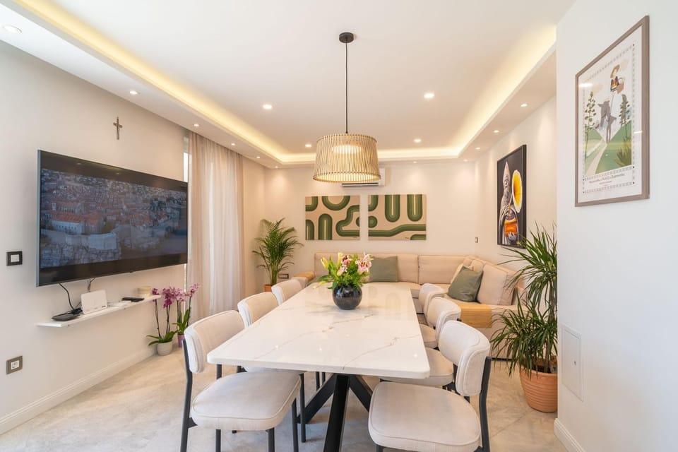 TV and multimedia, Living room, Seating area, Dining area