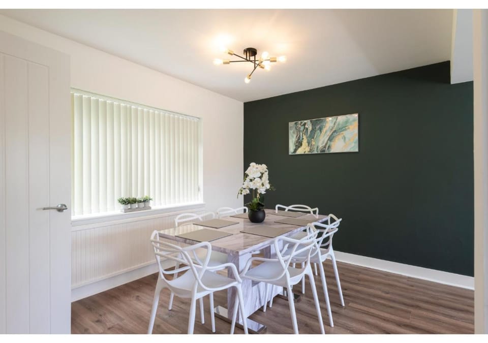 Activities, Living room, Photo of the whole room, Dining area, furniture