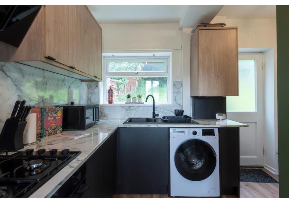 Kitchen or kitchenette, minibar, oven, stove, toaster, washing machine