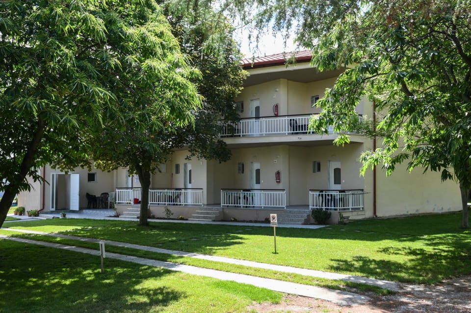 Property building, Day, Natural landscape, Garden, Balcony/Terrace, Garden view